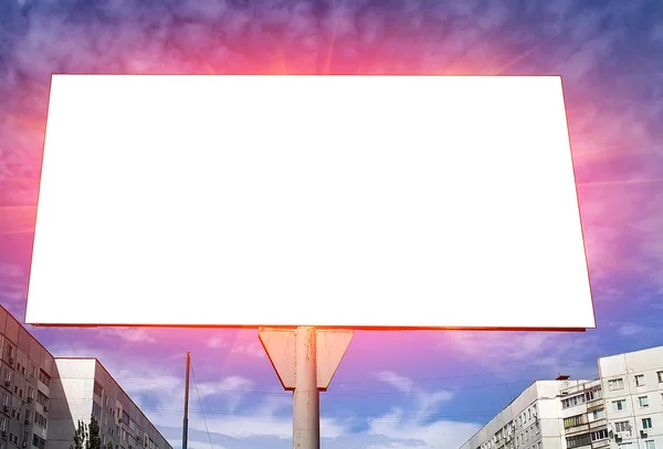 Blank Billboard przed niebem o zachodzie słońca — Zdjęcie stockowe