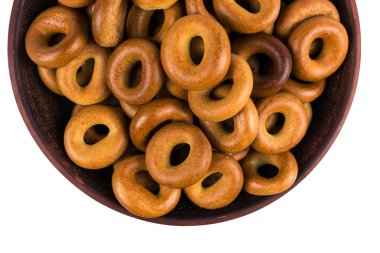 ev yapımı simit beyaz arka plan üzerinde izole bir kil tabakta. Hedef