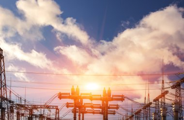  yüksek gerilim hatları gün batımında.