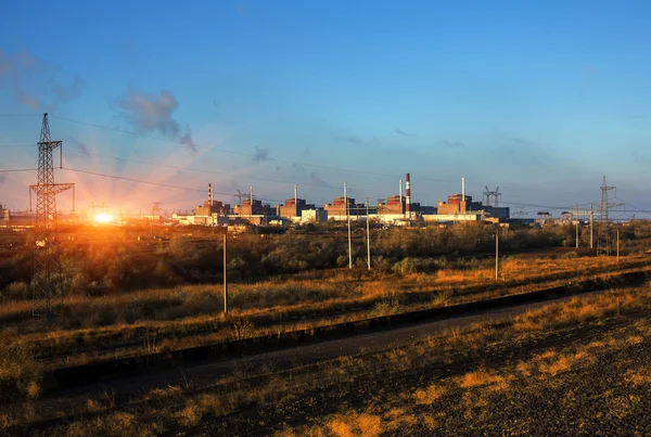 核能。日落时的核电站. 图库图片