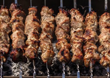 şiş kebap şişleri tarihinde kömürlerin içinde kavrulmuş. Barbekü yemek.