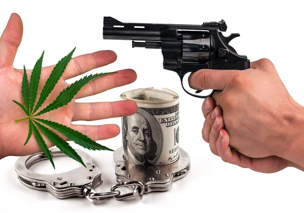 Pistool, handboeien, marihuana en dollars geïsoleerd. — Stockfoto