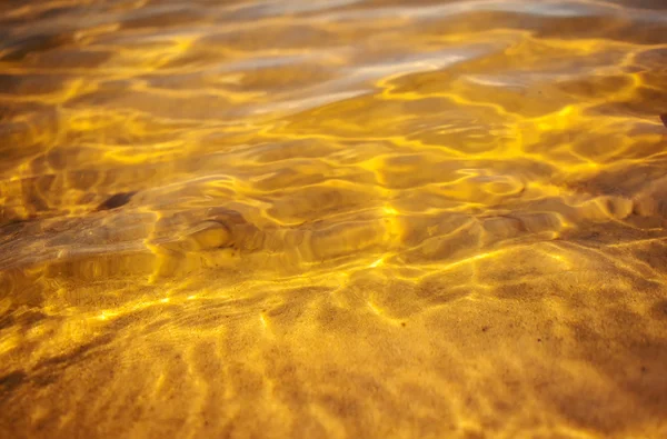 Dalgalar deniz ve altın kum — Stok fotoğraf