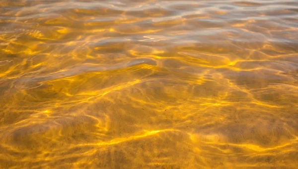 Wody na tle złote piaszczyste dno — Zdjęcie stockowe
