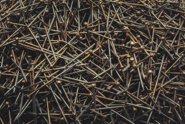  siyah bir arka plan üzerinde çivi