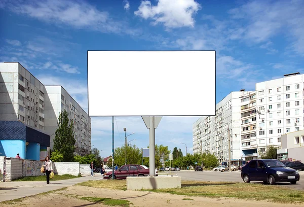 Puste billboard na tle nieba w mieście — Zdjęcie stockowe