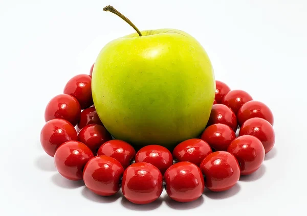 Grönt äpple med röda pärlor — Stockfoto
