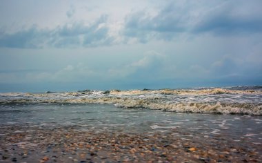  Gökyüzü bulutlu fırtınalı bir denizde arka planda