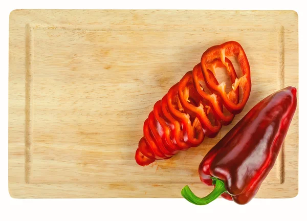 Hackad ringar röd paprika på ett bräde — Stockfoto
