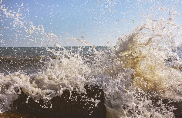 Spray colidindo onda do oceano com espuma — Fotografia de Stock