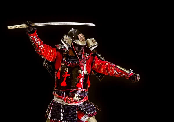 Samurai em armadura antiga com um ataque de espada — Fotografia de Stock