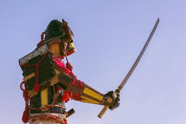 Σαμουράι στην αρχαία πανοπλία με ένα σπαθί — Φωτογραφία Αρχείου