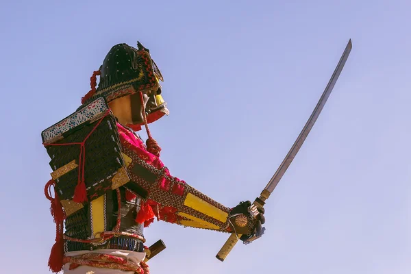 Samurai em armadura antiga com uma espada — Fotografia de Stock