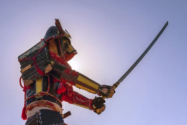 Самурай в стародавній броню з мечем — стокове фото