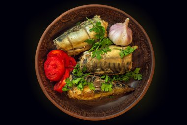 füme balık uskumru sebze ve sarımsak ile