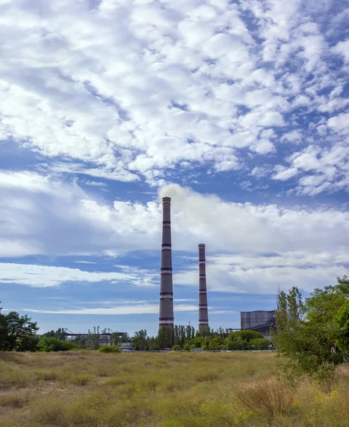 Utsläpp. Plantera ekologi föroreningar mot en vacker himmel — Stockfoto