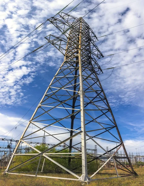 クルの背景に電気の鉄塔と高圧線 — ストック写真