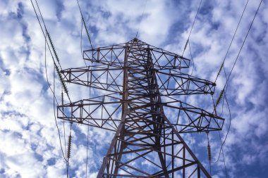 Yüksek gerilim hattı clou arka plan üzerinde elektrik direkleri ile