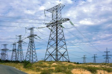 Yüksek gerilim hattı clou arka plan üzerinde elektrik direkleri ile
