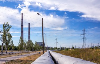 l elektrik santrali Transformatörler, tüpler ve güç hatları ile