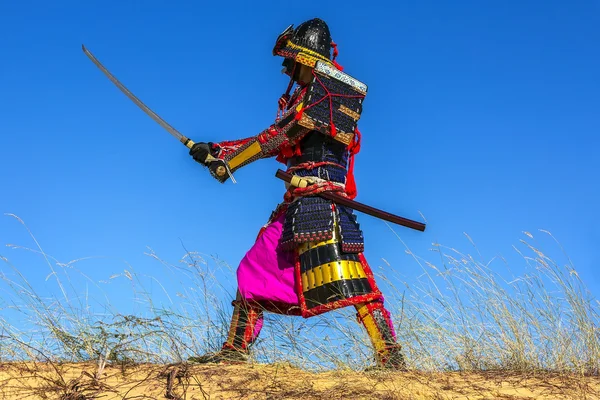 Samurai in antico attacco spada armatura — Foto Stock