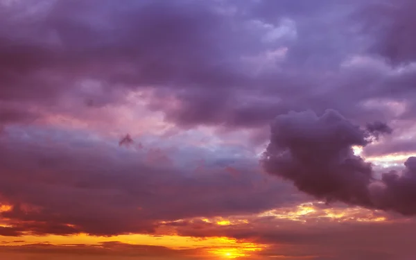 Fiery orange sunset with volumetric clouds — Stock Photo, Image
