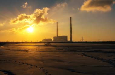 kurumuş bir göl kıyısında sunri üzerinde termik santral