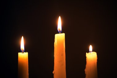 Bir siyah arka plan, din, holid üç yanan mum