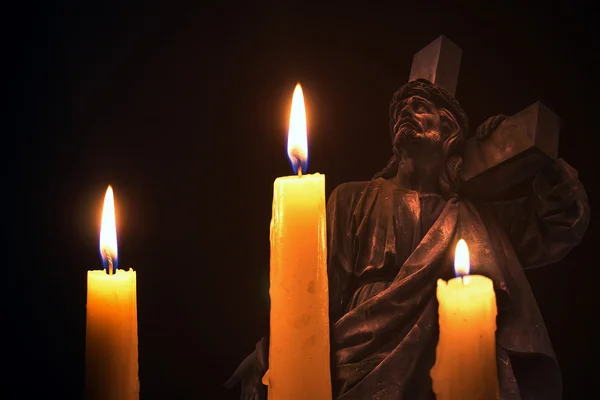 Tres velas encendidas en el fondo de Jesús. Tarjeta católica —  Fotos de Stock