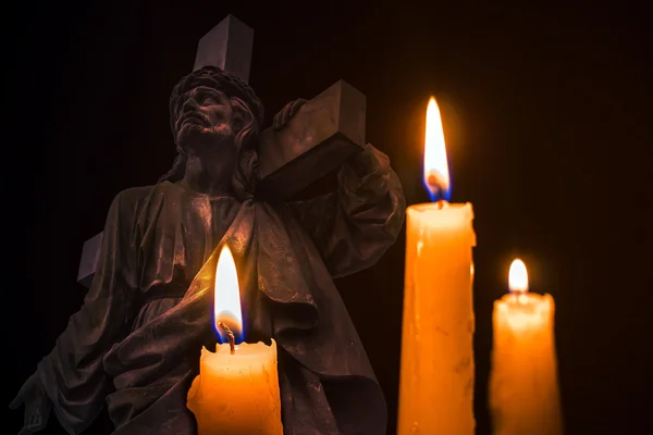 Brinnande ljus på bakgrunden av Jesus. Katolska kort — Stockfoto