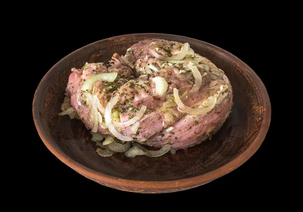 Het koken van vlees. vlees gemarineerd met kruiden op een kleiplaat — Stockfoto