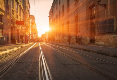 gün batımında kaldırım taşları ile eski sokak. Eski şehir