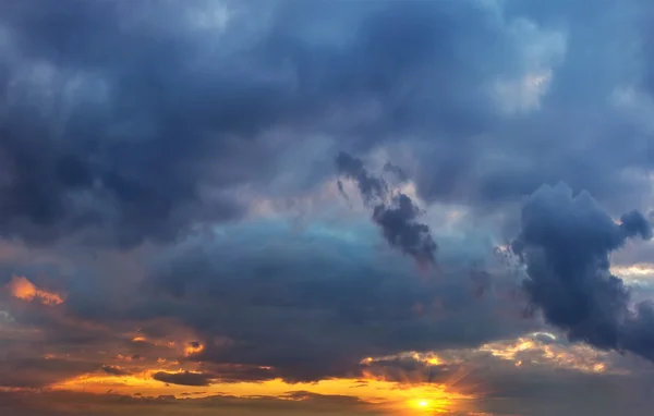 Colorful sunset rays in the sky with clouds. sunset — Stock Photo, Image