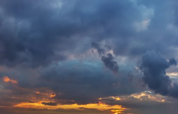 Colorful sunset rays in the sky — Stock Photo, Image