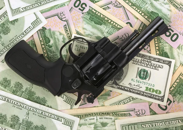 Svart revolver på pengar hundra dollarsedel. Gun — Stockfoto