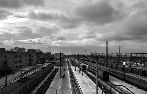 Trains on a background of storm clouds.  top view. black-and-wh — Stock Photo, Image
