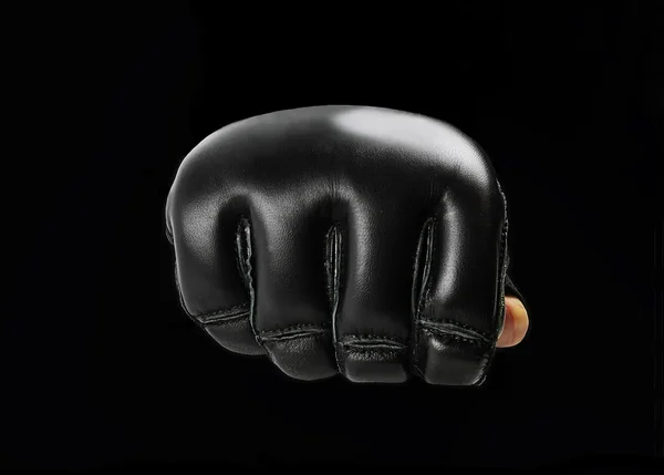 Guantes negros puño para las artes marciales, mma sobre un fondo negro . —  Fotos de Stock