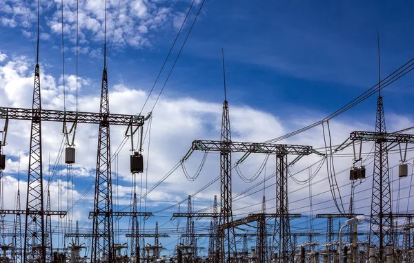 空の背景に電気の鉄塔と高圧線 — ストック写真