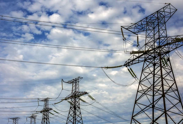 電気の鉄塔と高圧線 — ストック写真