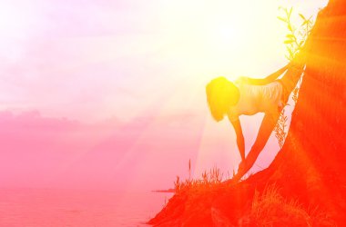 genç kadın pratik yoga. Güneş doğarken vücut germe