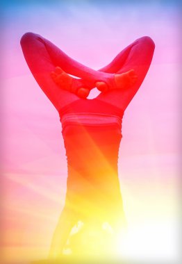 genç kadın pratik Yoga baş aşağı