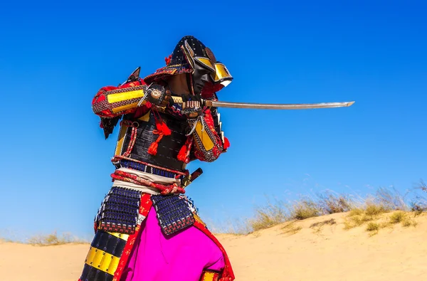 Samurai con una spada in un attacco. guerriero — Foto Stock