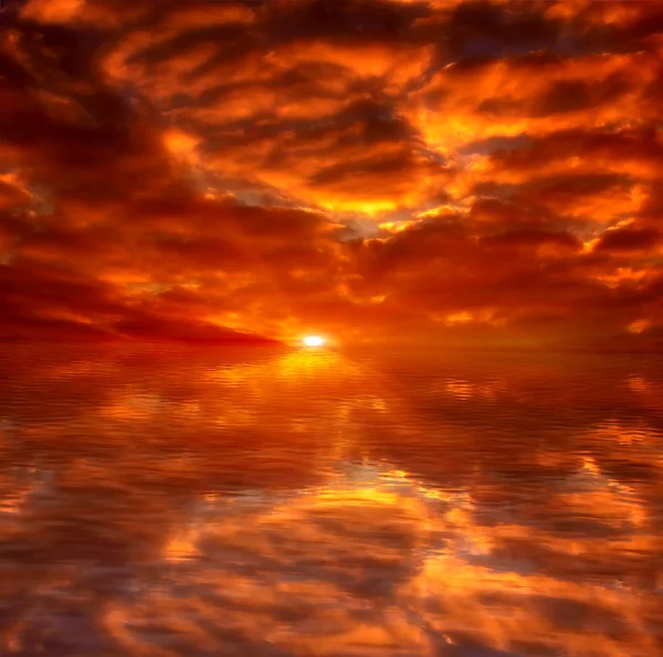 Beautiful sunset above the sea. fiery sunset — Stock Photo, Image