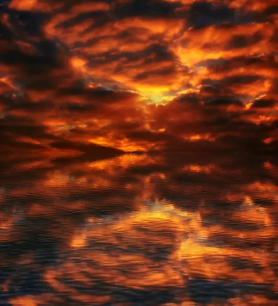 Fiery sunset over the ocean, with reflection in the waves — Stock Photo, Image