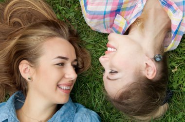 İki güzel genç kızlar. Arkadaşlar doğada bir hafta sonu geçirmek