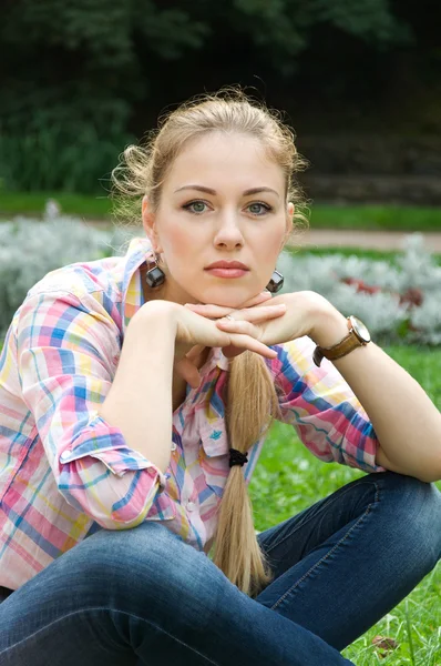 Sommaren. kvinna i parken — Stockfoto