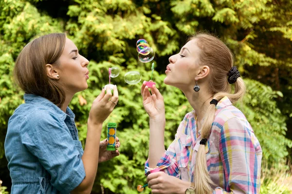 Dos chicas haciendo burbujas — Foto de Stock