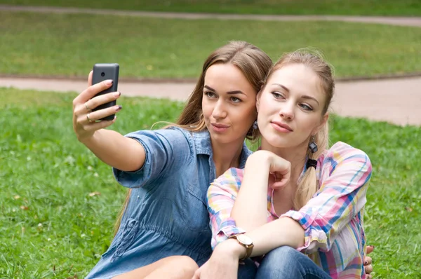 Zwei Freundinnen beim Selfie-Telefonieren — Stockfoto