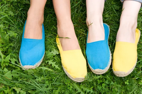 Ноги носить обувь яркий цвет . — стоковое фото