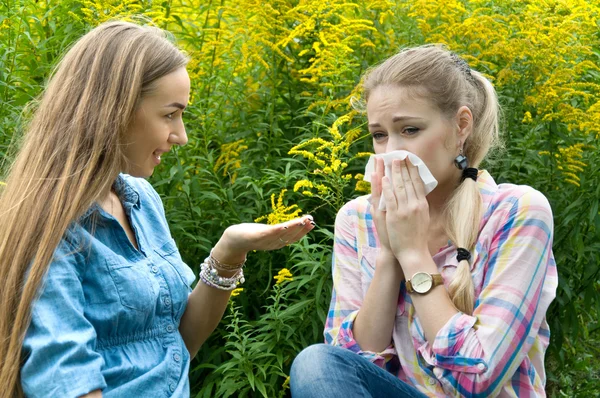 Flickan är allergisk mot pollen av blommor — Stockfoto